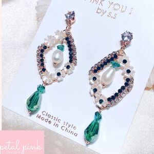 FABULOUS Crystal and Acrylic Shell Flower Earrings